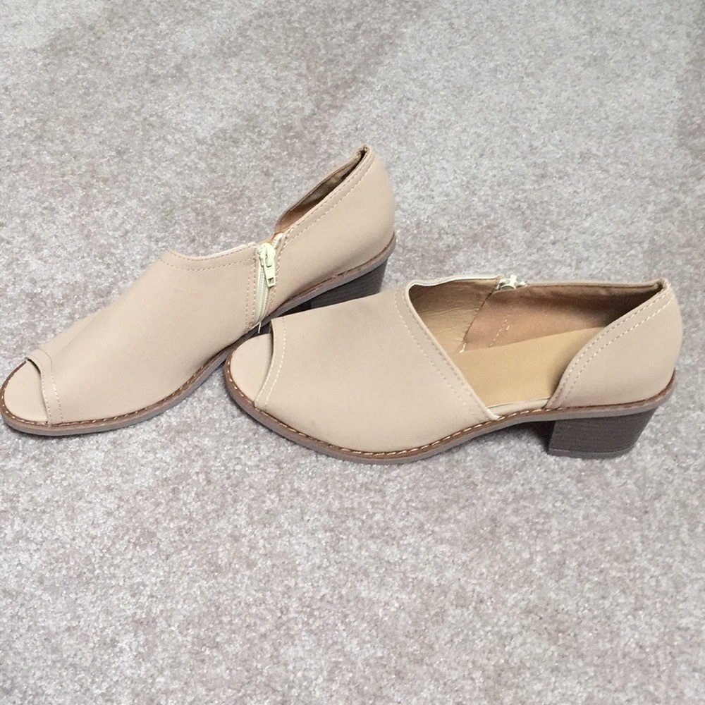 Women’s Beige Shoes New Size 9